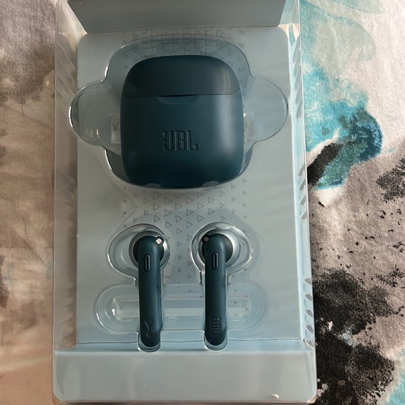 JBL wireless earbuds - Picture 3 of 6